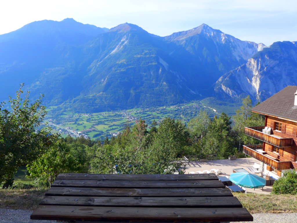 06-Ferien-Wallis-Bergsicht-Sitzplatz