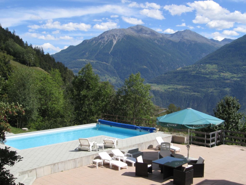 01-Pool-Aussicht-Liegestuehle-Esslounge