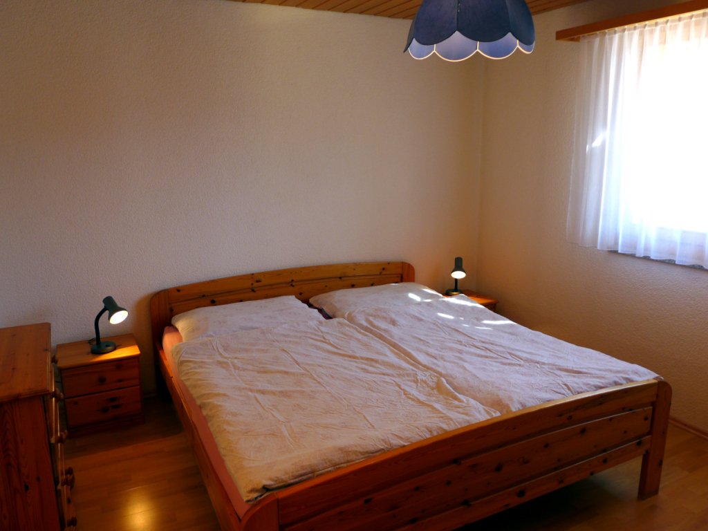 01-Schlafzimmer-Doppelbett-Kommode