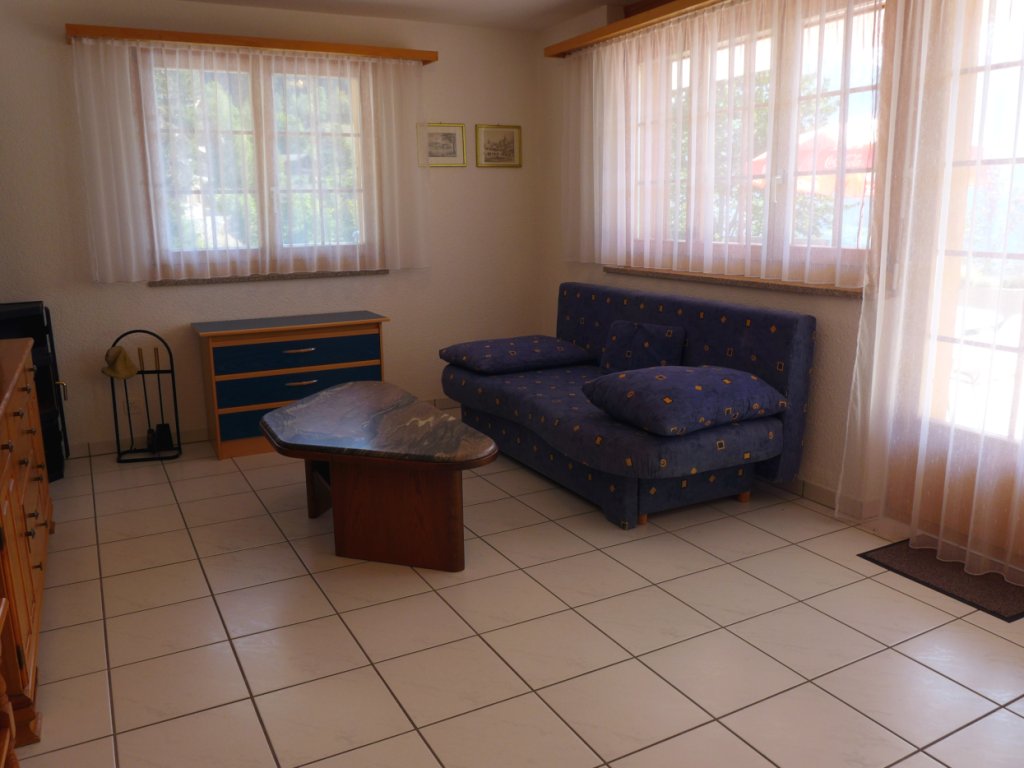 03-Wohnzimmer-Couche-Sitzplatztuere