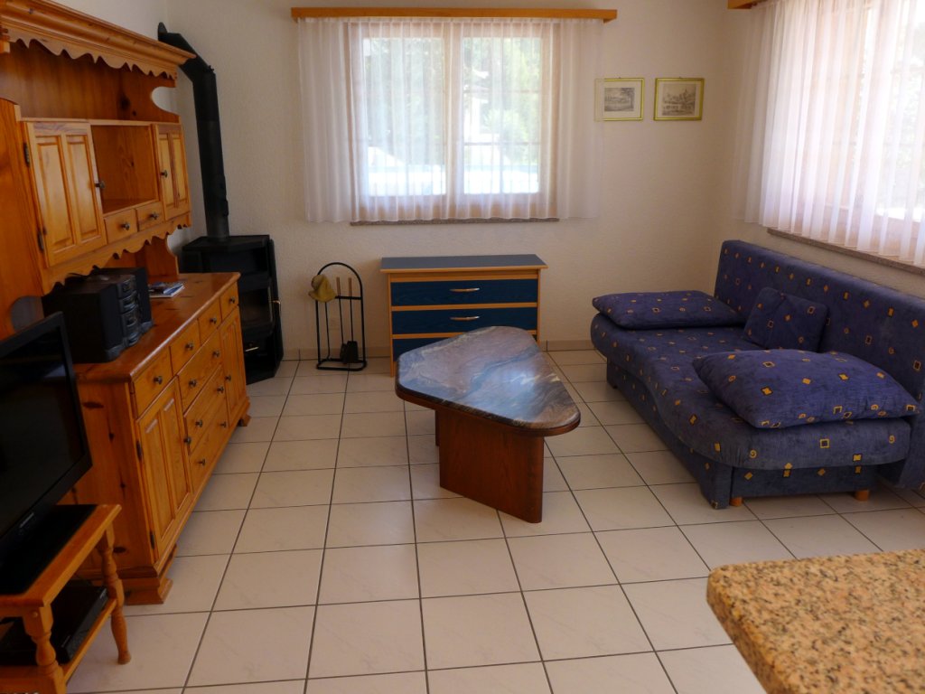 04-Wohnzimmer-Kamin-Wohnwand