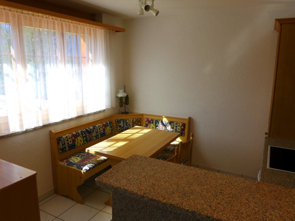 05-Kueche-Essbank-Esstisch