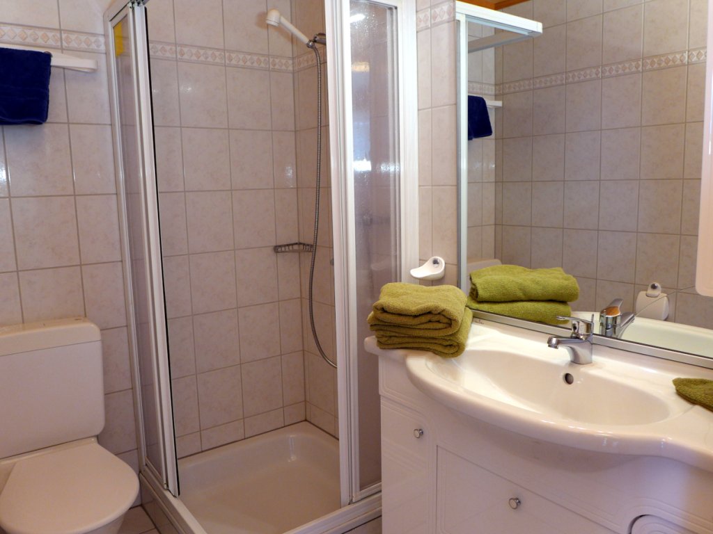 08-Bad-WC-Dusche-Lavabo