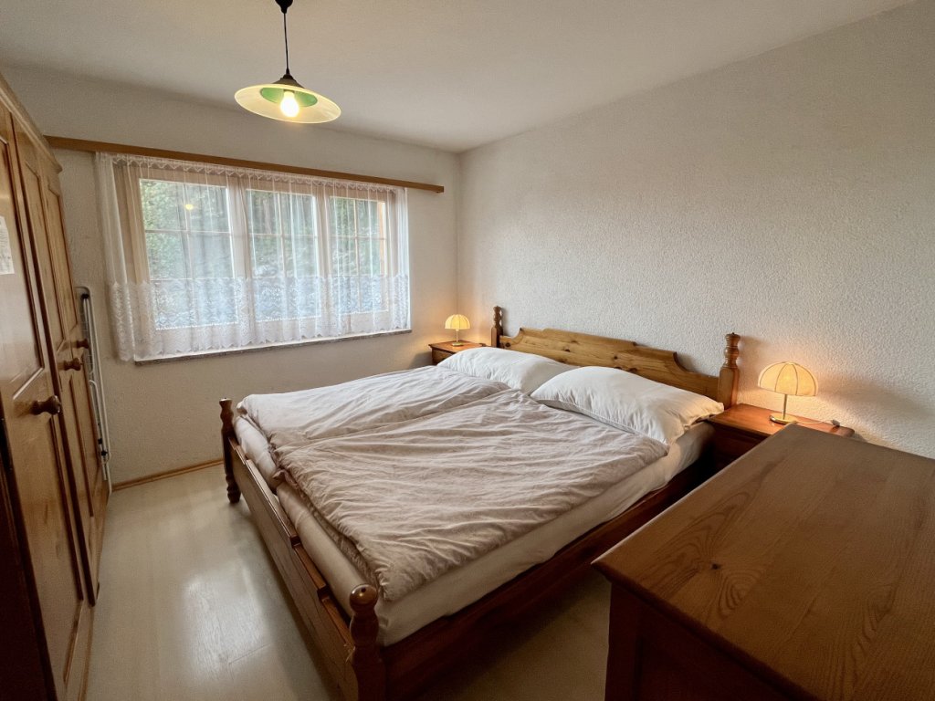 04-Schlafzimmer-Doppelbett-Kommode