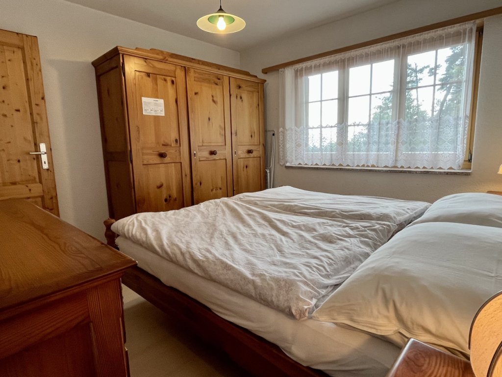 05-Schlafzimmer-Doppelbett-Kleiderschrank