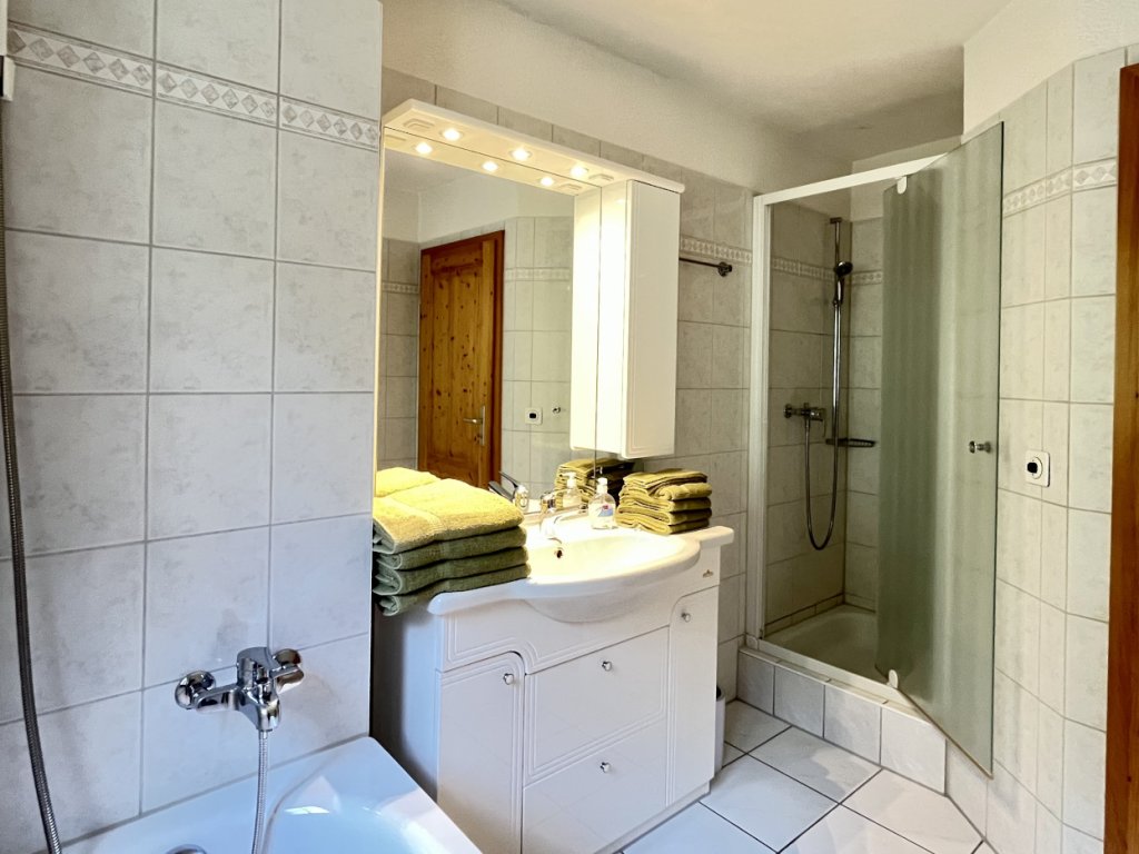 09-Dusche-Lavabo-Spiegel