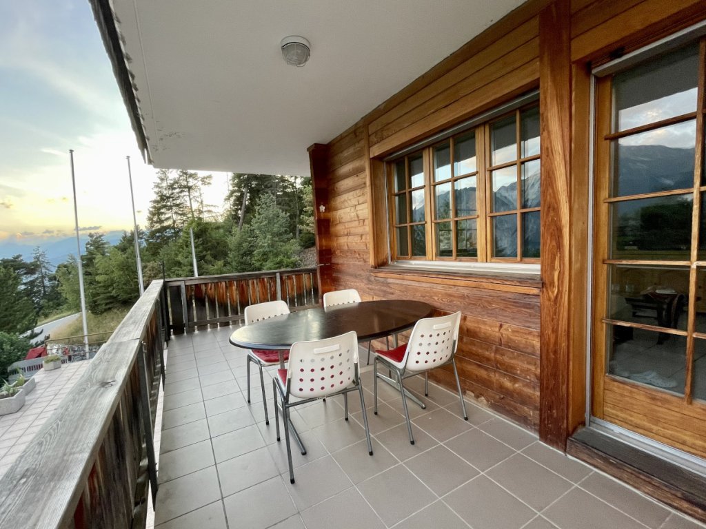 10-Balkon-Tisch-Aussicht