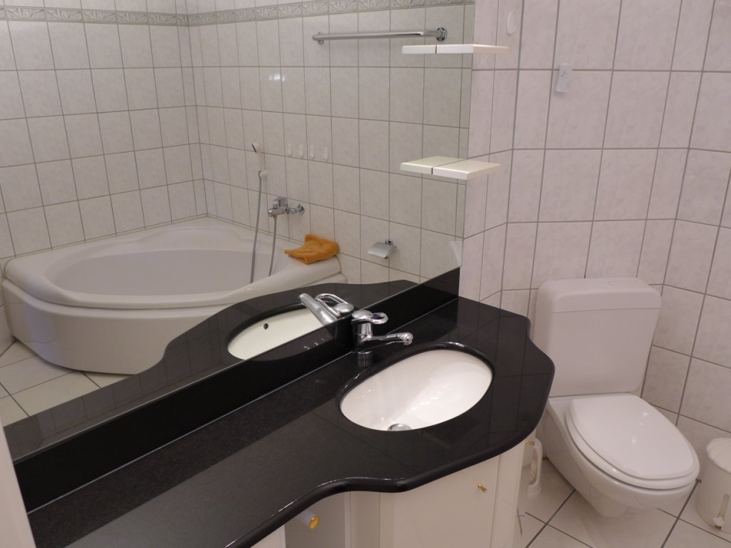 09-Badewanne-WC-Lavabo-Spiegel