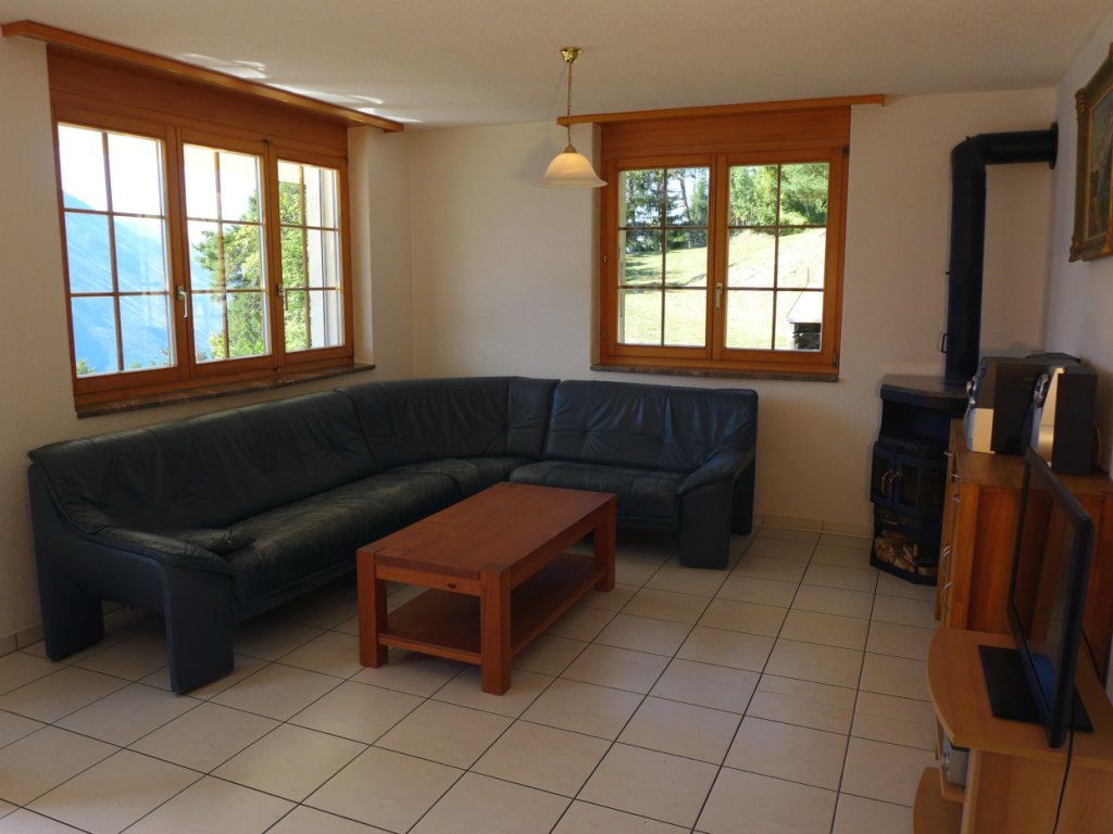 02-Wohnzimmer-Kamin-Polstergruppe