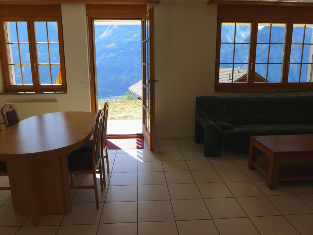 03-Wohnzimmer-Esstisch