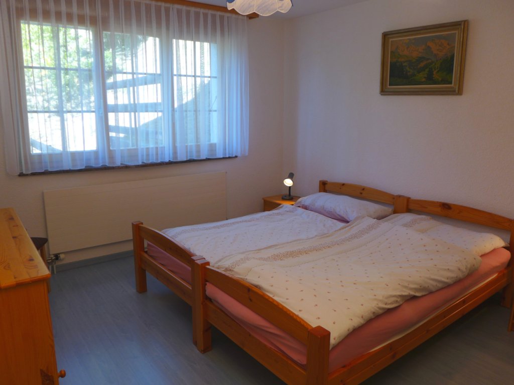 06-Schlafzimmer-Doppelbett-Kommode