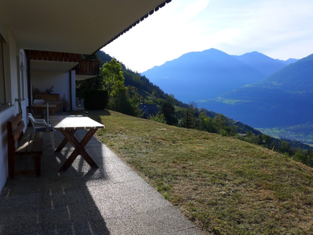 10-Sitzplatz-Holz-Tisch-Berg-Sicht