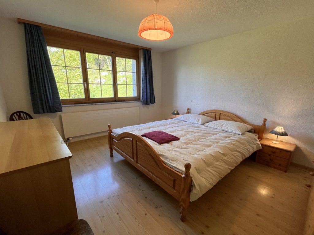 03-Schlafzimmer-Doppelbett-Kommode