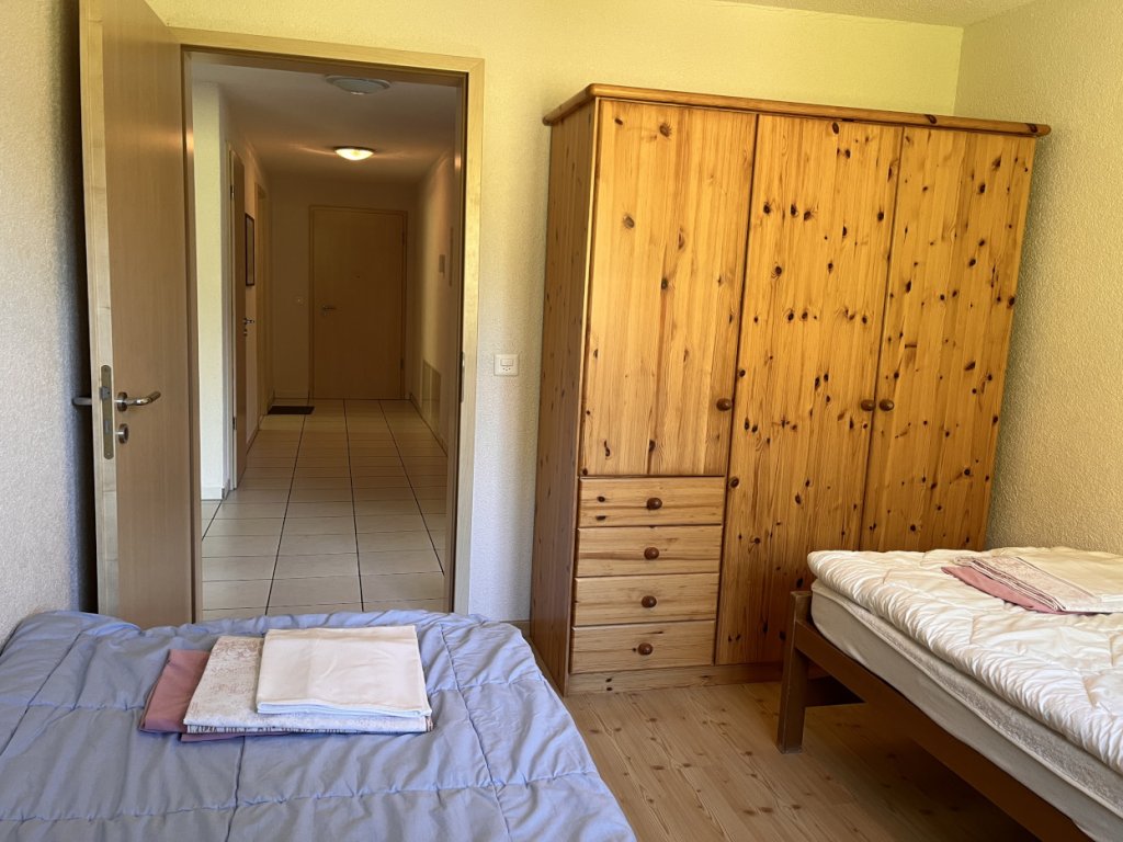 08-Schlafen3-zwei-Einzelbetten-Schrank